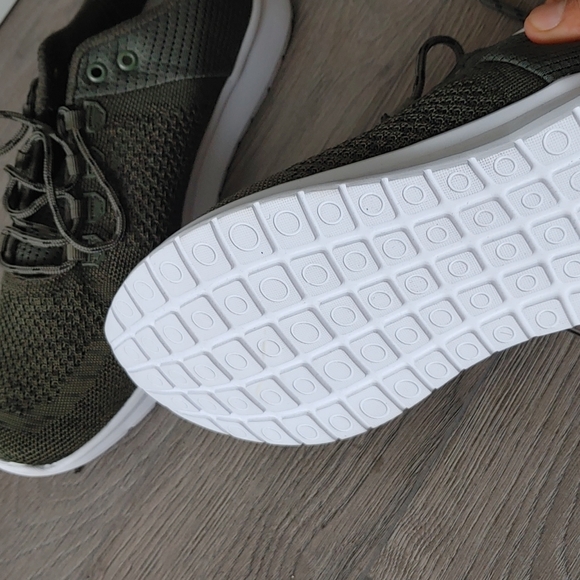 Light athletic shoes - Picture 2 of 4